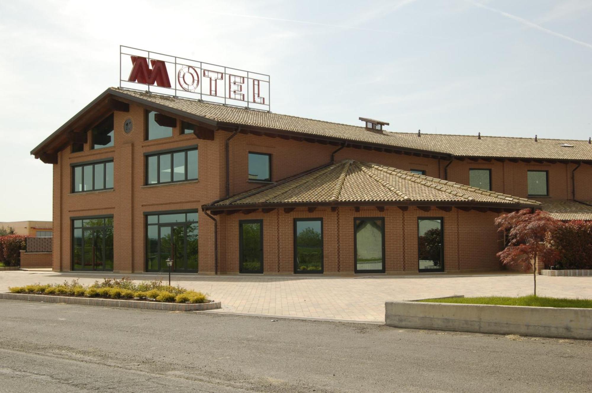 Hm Motelhotel Castellazzo Bormida Экстерьер фото